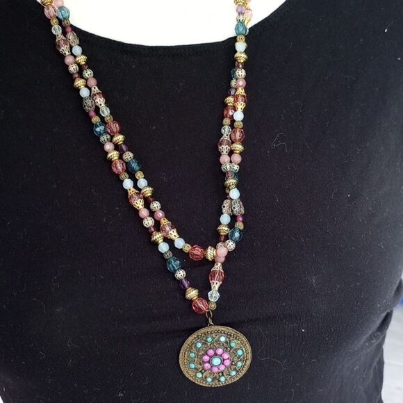 Beautiful beaded necklace with round medallion - Picture 1 of 8